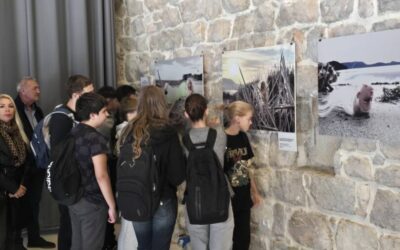 OSMAŠI NA UMJETNIČKO-ZNANSTVENOJ IZLOŽBI “FRAGMENTI ČOVJEČANSTVA: PERSONIFIKACIJA OTPADA”