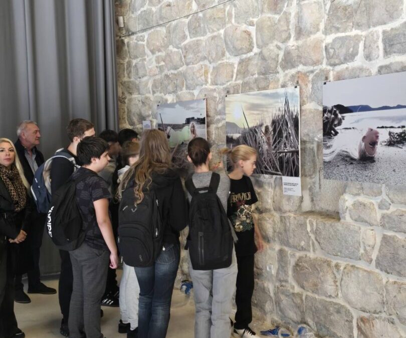 OSMAŠI NA UMJETNIČKO-ZNANSTVENOJ IZLOŽBI “FRAGMENTI ČOVJEČANSTVA: PERSONIFIKACIJA OTPADA”