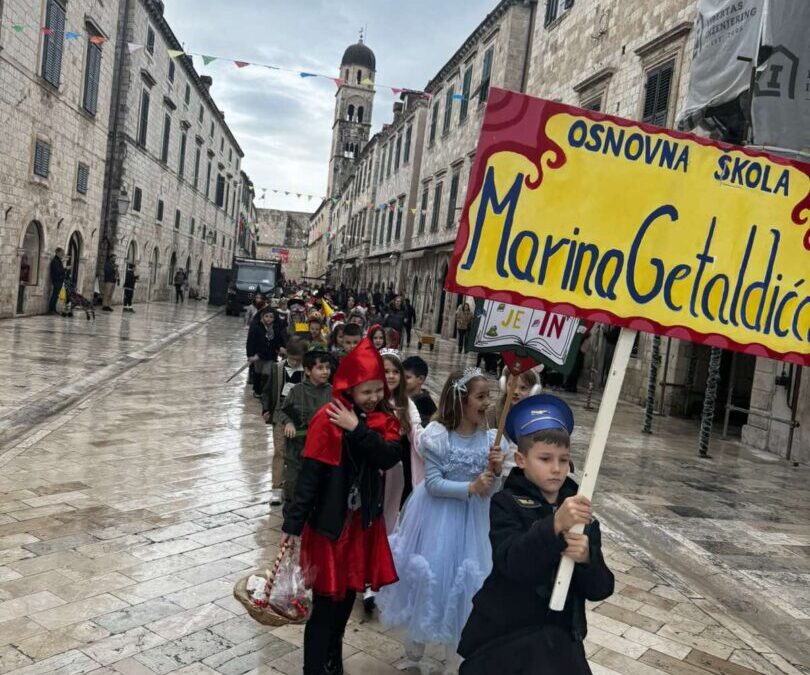 MAŠKARANI ŠKOLSKI DAN NA STRADUNU